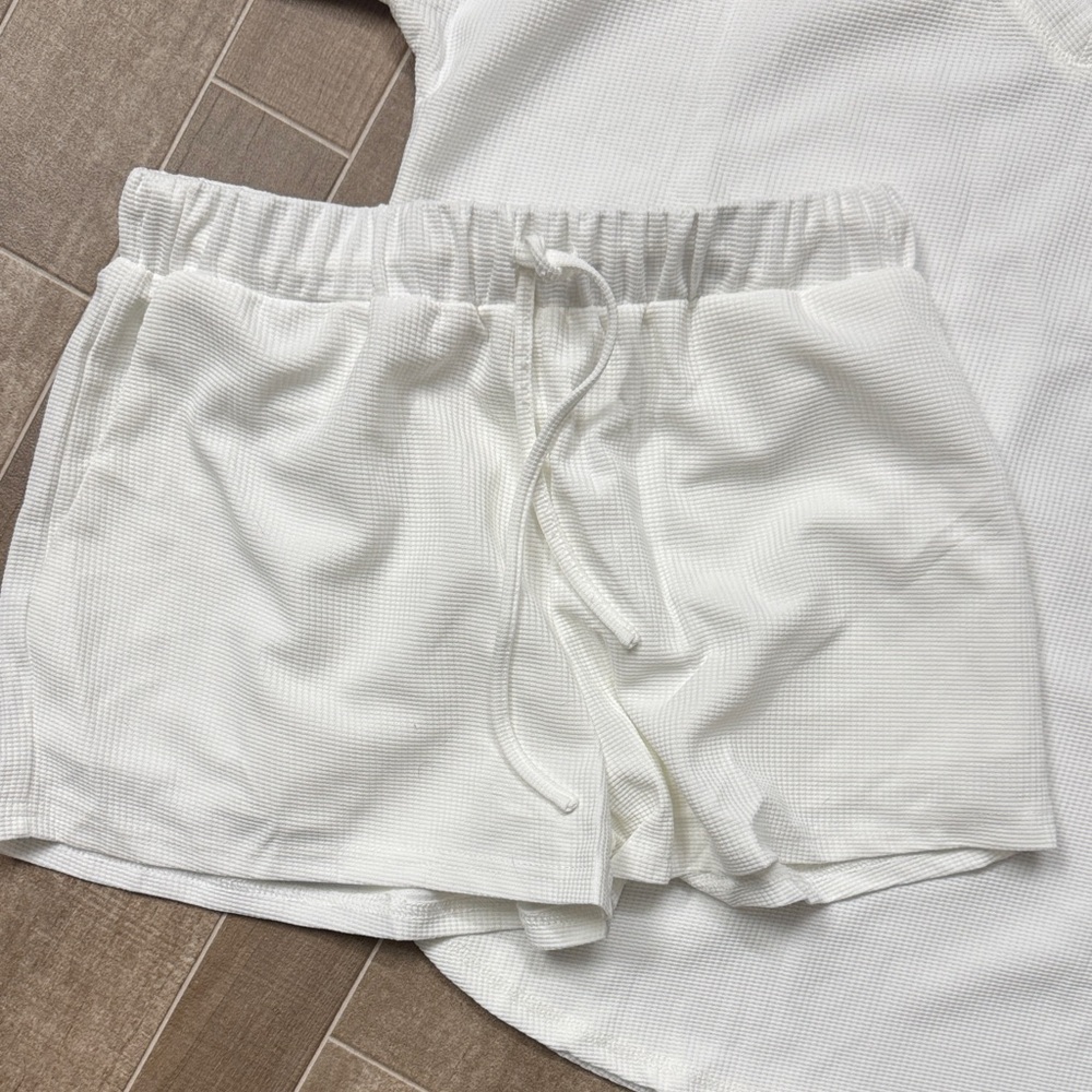 White Set - Picture 3 of 3